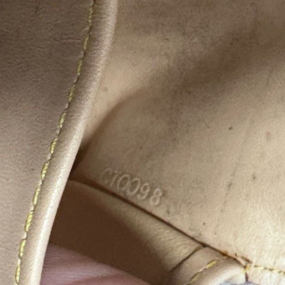 LOUIS VUITTON Monogram multicolor White Multi Color logos Key Case 4​​​ - Picture 10 of 11